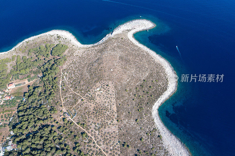 Marinkovac岛的鸟瞰图，在赫瓦尔附近的Pakleni Otoci群岛，有松树林和橄榄林
